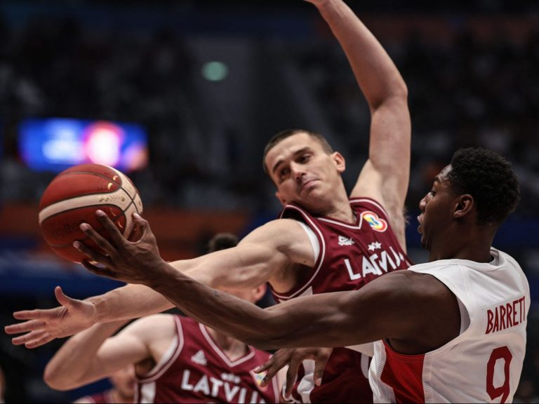 Le Canada élimine la Lettonie et remporte pour la première fois le groupe de la Coupe du monde de basket-ball