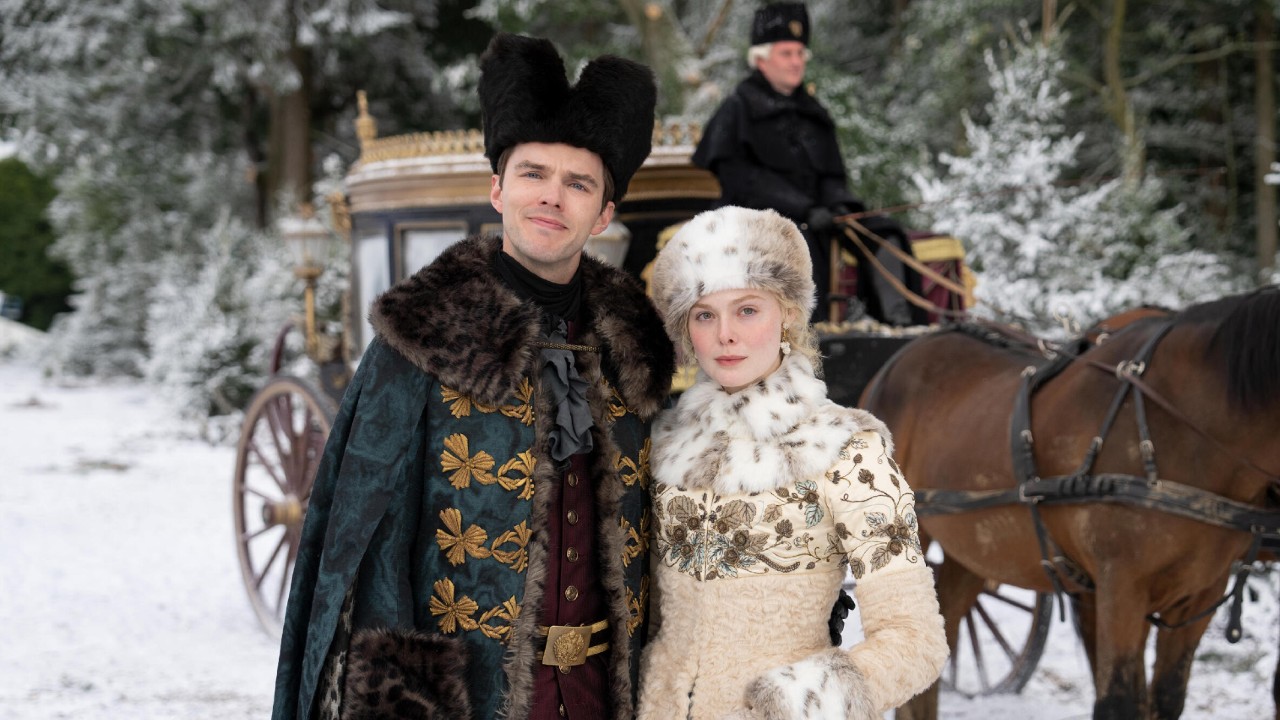 Nicholas Hoult et Elle Fanning ensemble dans la saison 3 de The Great.