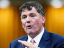 DOSSIER : Dominic LeBlanc se lève pendant la période des questions à la Chambre des communes sur la Colline du Parlement à Ottawa, le lundi 12 juin 2023.