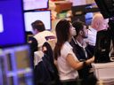 Les traders travaillent sur le parquet de la Bourse de New York.