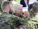 La brigadière-générale Jennie Carignan des Forces armées canadiennes se joint aux soldats lors d'un déjeuner avec le premier ministre Justin Trudeau et le secrétaire général de l'Organisation du Traité de l'Atlantique Nord (OTAN) Jens Stoltenberg à la Base des Forces canadiennes Petawawa, en Ontario.  le 15 juillet 2019. Le chef de la conduite professionnelle et de la culture de l'armée déclare que les forces armées mettront fin à leur 