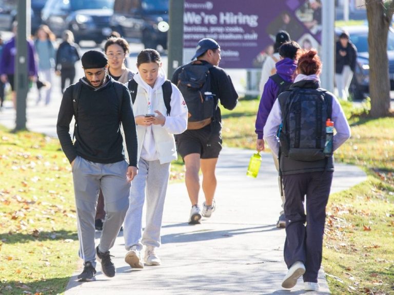 Réduire le nombre d’étudiants internationaux pourrait paralyser financièrement les universités et les collèges