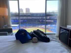 La vue depuis la chambre king avec vue sur le stade du Toronto Marriott City Centre.  Une rénovation de plusieurs millions de dollars a été achevée en 2019. IAN SHANTZ/TORONTO SUN