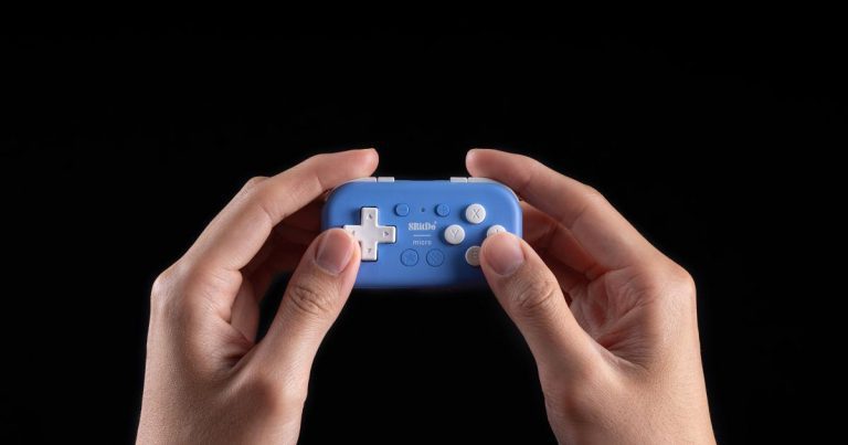 8BitDo a inséré 16 boutons dans son petit contrôleur Micro qui serre la main