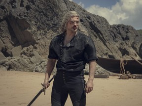 Henry Cavill joue le rôle de Geralt de Riv dans The Witcher.