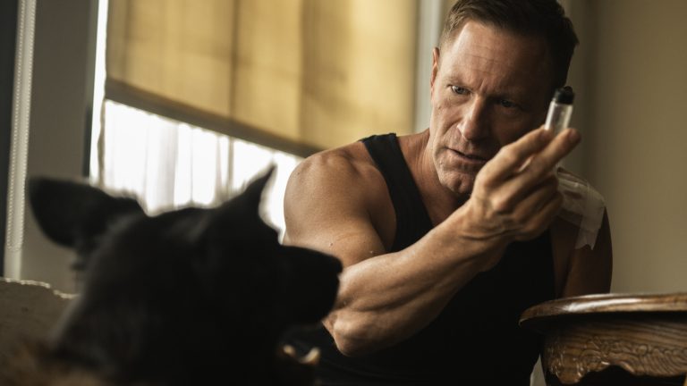 Aaron Eckhart et un mystérieux chien aux dents en titane font équipe dans la bande-annonce de Muzzle
