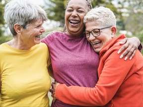 Trois femmes plus âgées s'embrassant, s'amusant