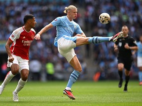 Erling Haaland de Manchester City contrôle le ballon pendant le FA Community Shield.