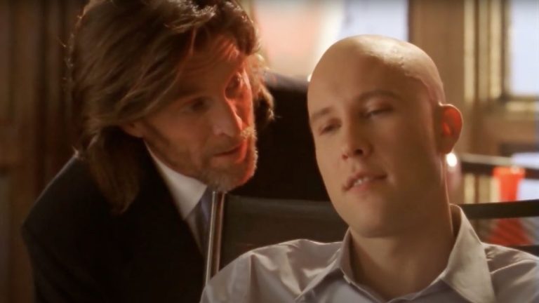 Après le doux message du vétérinaire de Smallville Michael Rosenbaum, John Glover a partagé l'amour d'anniversaire avec une autre légende de DC
