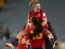 Salma Paralluelo et Mariona Caldentey, d'Espagne, célèbrent la victoire 2-1 de l'équipe contre la Suède à Eden Park le 15 août 2023 à Auckland, en Nouvelle-Zélande. 