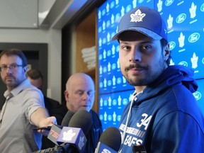 Le centre des Maple Leafs de Toronto, Auston Matthews, s'adresse aux médias lors d'une disponibilité de fin de saison à Toronto, le lundi 15 mai 2023. Les Maple Leafs ont été éliminés des séries éliminatoires de la LNH par les Panthers de la Floride, vendredi.