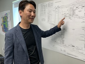 Le directeur général de NextStar Energy, Danies Lee, montre les plans de l'usine de batteries de Windsor en juillet.  Au moment où l'embauche sera terminée en 2025, l'usine comptera 2 500 employés.