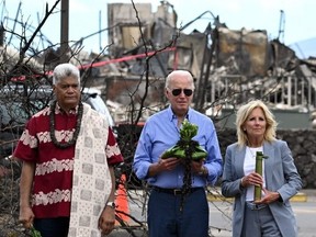 Le président américain Joe Biden et la première dame des États-Unis Jill Biden participent à une cérémonie de bénédiction avec les anciens de Lahaina à Moku'ula, à la suite des incendies de forêt à Lahaina, à Hawaï, le 21 août 2023. (Photo de Mandel Ngan/AFP via Getty Images)