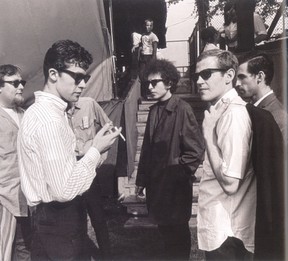 Sur cette photo de 1965, Robbie Robertson, à gauche, et Levon Helm, à droite, flanquent Bob Dylan