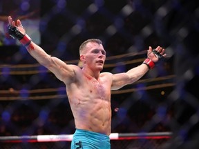 Brad Katona de Winnipeg célèbre après avoir battu Cody Gibson à l'UFC 292 au TD Garden le 19 août 2023 à Boston.