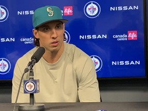 Le défenseur des Jets de Winnipeg, Brenden Dillon, s'adresse aux médias à la fin de la saison.