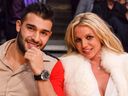 Sam Asghari et Britney Spears sont vus lors d'un match des Golden State Warriors à Los Angeles en 2017.