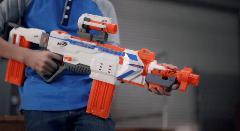 Brooklyn Nine-Nine Writer révèle le pitch d'un film Nerf Gun au son incroyable
