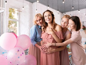 Une mère n'arrive pas à faire face aux dépenses de la belle-famille de sa fille pour les fêtes de famille.