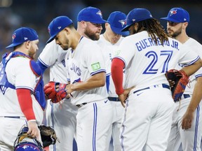 Le lanceur partant des Blue Jays, Jose Berrios, est retiré du match par le gérant John Schneider lors de la cinquième manche contre les Cubs au Rogers Centre de Toronto, le vendredi 11 août 2023.