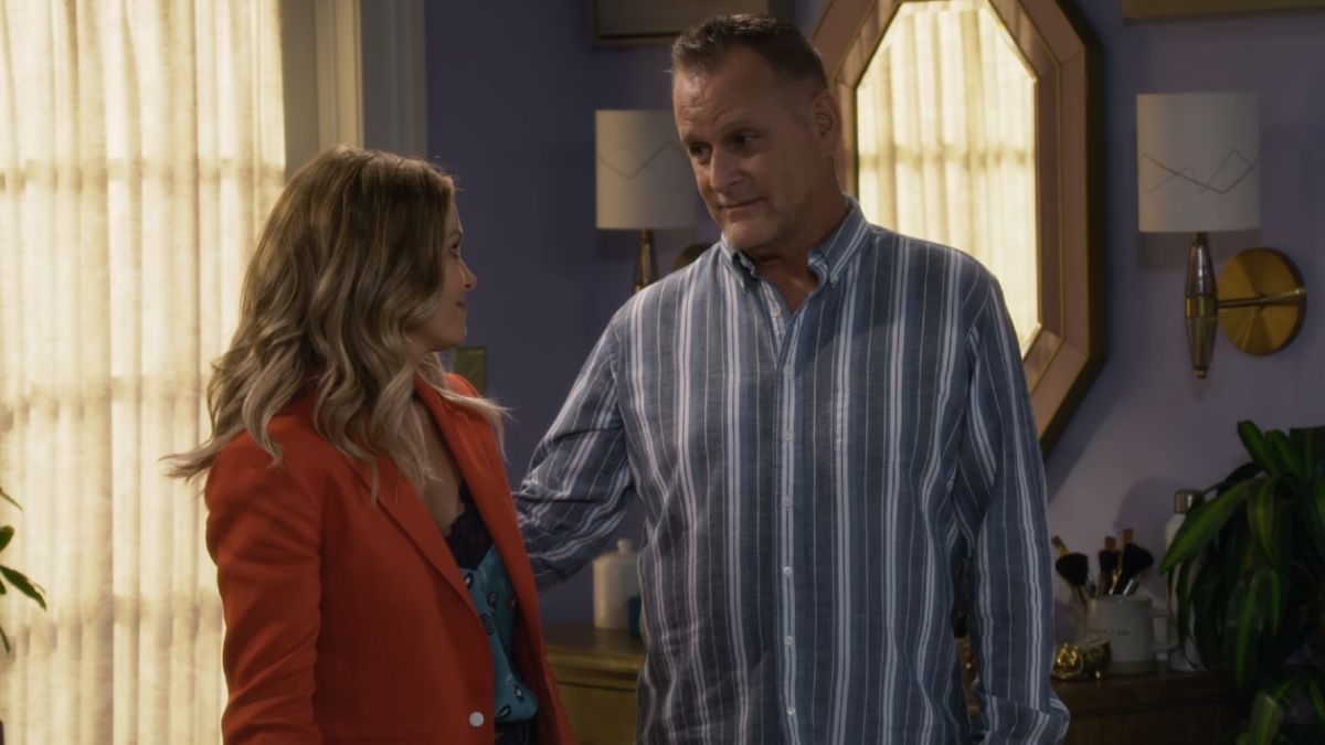 Candace Cameron Bure essaie apparemment d'enterrer la hache de guerre avec sa famille Fuller House, mais seul Dave Coulier mord
