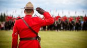 Les élèves des écoles publiques d'Elk Island ont reçu la visite de membres du Carrousel de la GRC la semaine dernière.