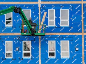 Un projet de maisons préfabriquées en construction à Edmonton.