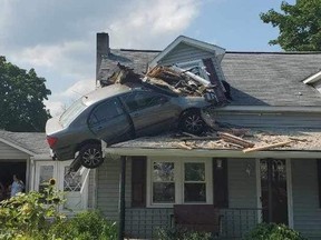 Une voiture est logée au deuxième étage d'une maison de Pennsylvanie après s'être écrasée.