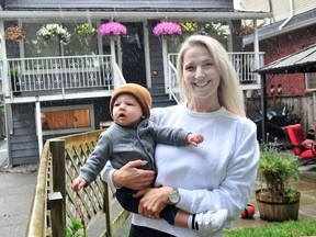 Lisa McCormick avec son fils Gio à la garderie Douglas Park Academy à Vancouver, en Colombie-Britannique, le 24 juillet 2023.