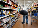 Des produits d'épicerie sont proposés à la vente dans un supermarché de Chicago.  Bien que l'inflation commence à se calmer, l'inflation alimentaire continue de grimper à deux chiffres dans de nombreux comtés.