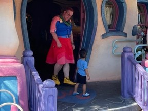 Un employé masculin de Disney World portant une robe rouge est vu au parc à thème sur une image partagée sur les réseaux sociaux la semaine dernière.