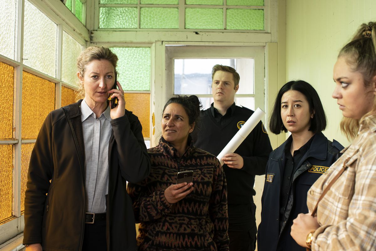 Miranda Hoskins (Kartanya Maynard) et Tammy Hampson (Leonie Whyman) se tiennent debout et regardent un trou 