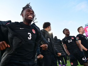 Sam Adekugbe, à gauche, et Richie Laryea, 22 ans, célèbrent la victoire du Canada contre les États-Unis lors des éliminatoires de la Coupe du monde de la FIFA à Hamilton en janvier 2022. Tous deux étaient déçus que l'entraîneur qui les aiderait à se qualifier pour la Coupe du monde, John Herdman, ait a quitté l'équipe nationale pour entraîner le Toronto FC.