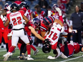 Alexandre Gagné (34 ans) des Alouettes a renversé le retourneur de coups de pied du Rouge et Noir Tobias Harris (41 ans) lors de la première demie samedi soir.