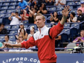 Denis Shapovalov du Canada entre sur le terrain pour recevoir sa bague de championnat lors d'une cérémonie en l'honneur de l'équipe canadienne de championnat de la Coupe Davis lors de la première journée de l'Omnium Banque Nationale à Toronto, le lundi 7 août 2023. Shapovalov est l'un des quatre joueurs nommés à l'équipe canadienne de la Coupe Davis pour la prochaine phase de groupes de la compétition internationale de tennis.