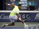 Felix Auger-Aliassime du Canada renvoie une balle à Max Purcell d'Australie lors de l'Omnium de tennis Banque Nationale à Toronto, le mardi 8 août 2023.