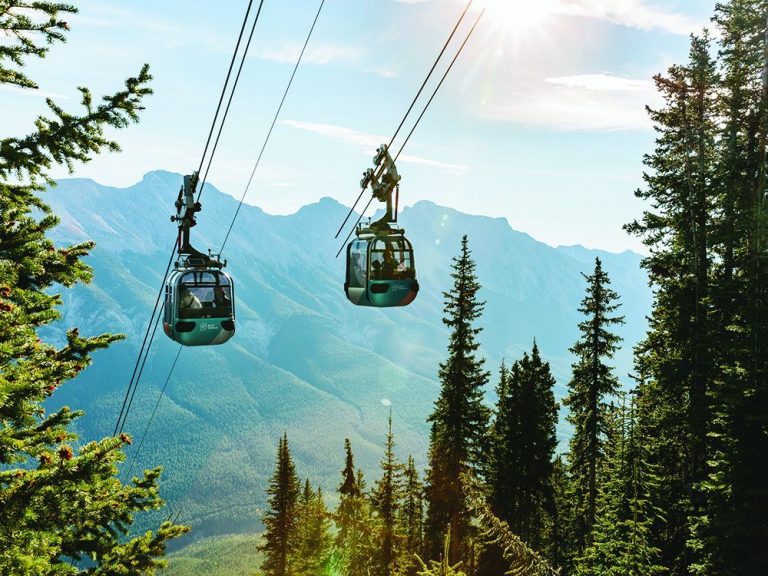 Des hélicoptères ont été appelés après que plus de 300 touristes se soient retrouvés bloqués en raison d’une panne de courant de la télécabine de Banff