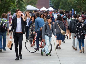 Une foule d'étudiants universitaires sur le campus.