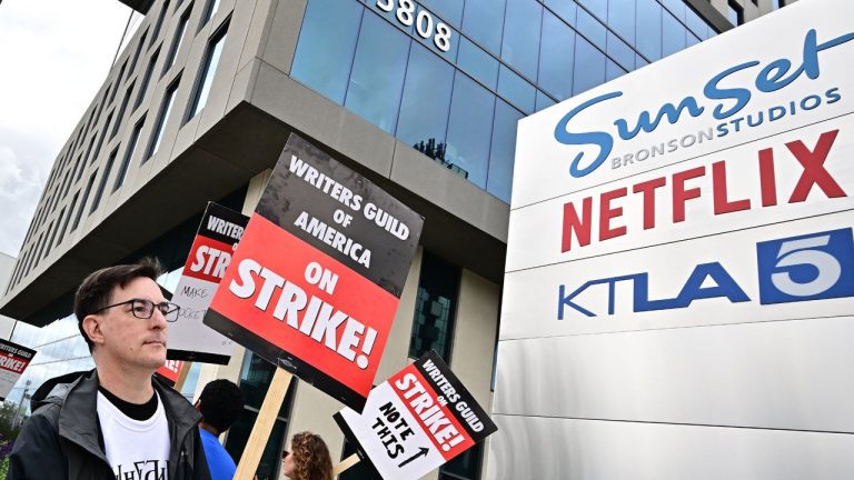 Disney, Amazon et Netflix « prendront le contrôle des médias », prévient la Writers' Guild
