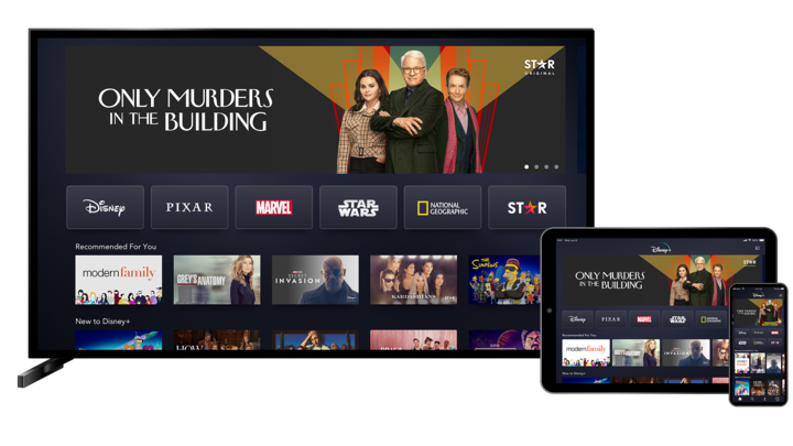 écran de télévision et tablette mobile montrant le service de streaming disney plus