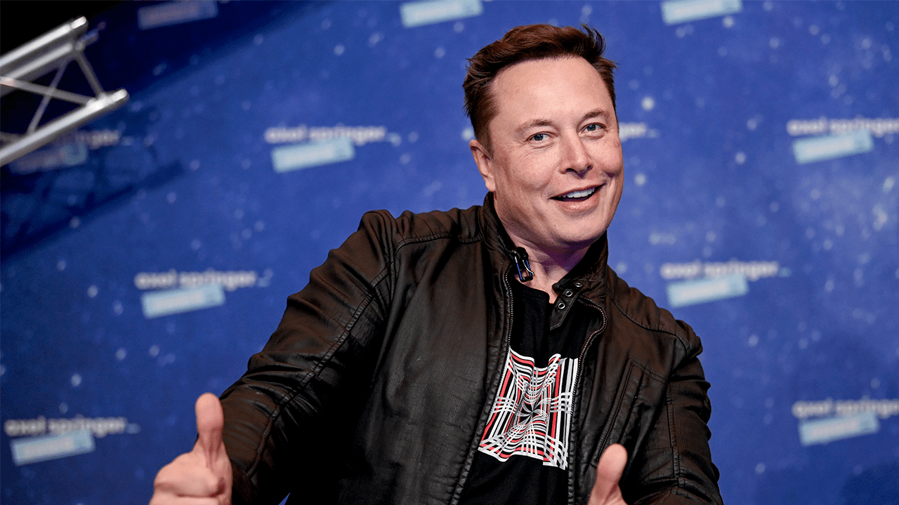 Elon Musk accueilli au tournoi Valorant avec des huées et des chants de « Bring Back Twitter »
