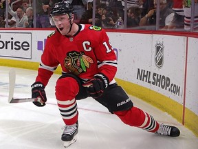 Jonathan Toews (19 ans) des Blackhawks de Chicago célèbre un but contre les Flyers de Philadelphie lors de la deuxième période au United Center le 13 avril 2023 à Chicago.