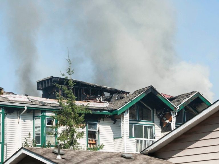 Feu de barbecue sur le balcon du Surrey : les propriétaires de condos qui ont tout perdu poursuivent leur voisin en justice