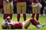 Le quart Trey Lance des 49ers de San Francisco est allongé sur le terrain avec une cheville droite cassée hier au Levi's Stadium de Santa Clara, en Californie. 