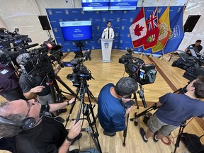 Insp. de la Police régionale de York  Simon James, prend la parole lors d'une conférence de presse au quartier général de la police régionale de Peel, le mardi 29 août 2023. JACK BOLAND/TORONTO SUN