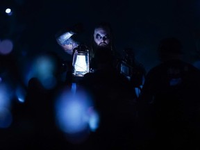 Bray Wyatt entre dans l'arène pour combattre dans l'épreuve du noir absolu lors du WWE Royal Rumble à l'Alamodome le 28 janvier 2023 à San Antonio, Texas.