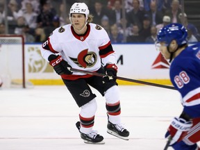 Jakob Chychrun #6 des Sénateurs d'Ottawa patine contre les Rangers de New York pendant la première période au Madison Square Garden le 2 mars 2023 à New York.