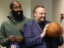 James Harden (à gauche) et le président des opérations de basket-ball Daryl Morey des 76ers de Philadelphie assistent à une conférence de presse.