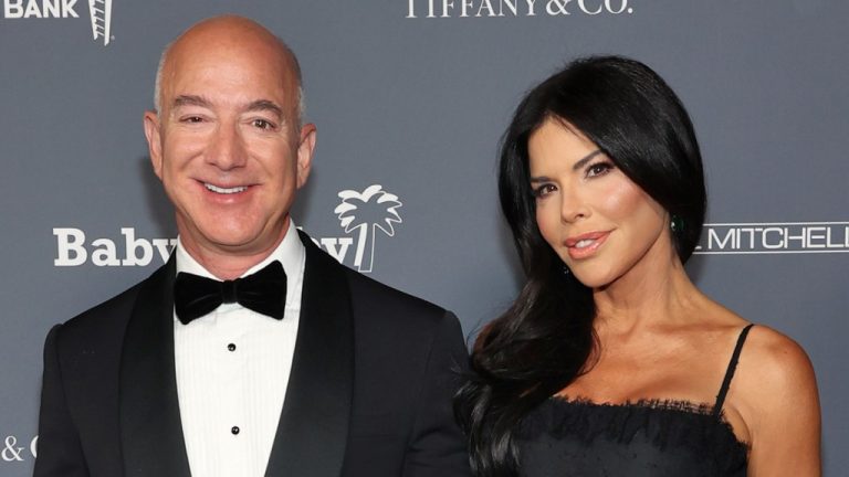 Jeff Bezos et Lauren Sánchez promettent 100 millions de dollars pour aider Maui dévastée par le feu
