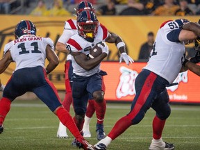 Le porteur de ballon des Alouettes de Montréal Jeshrun Antwi (20 ans) court pour un gain lors de la première mi-temps d'un match de football de la LCF contre les Tiger Cats de Hamilton à Hamilton, en Ontario.  le vendredi 23 juin 2023.